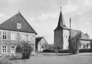 Pfarrhaus und Kirche, Ansicht von Südwesten, Postkarte, um 1955, Foto: Foto Posseckel, Bockenem