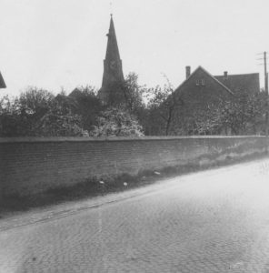 Kirche (links), Pfarrhaus (rechts), Ansicht von Osten, 1951