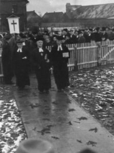 Einweihung des Gemeindezentrums am 3.12.1950, die Geistlichen auf dem Weg zum Gemeindezentrum, an der Spitze Landessuperintendent Detering