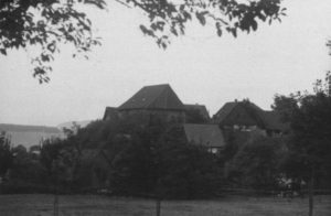 Kirche im Dorf, Ansicht von Ferne, Kirche, Ansicht von Südosten (?), um 1953