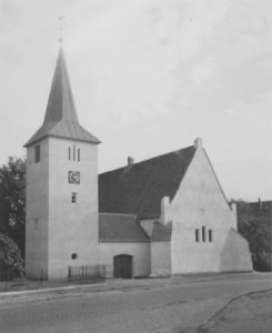 Kirche, Ansicht von Nordwesten, Foto: Ernst Witt, Hannover, Oktober 1951