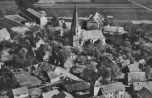 Kirche, Ansicht von Südwesten, mit Ort, Luftbild