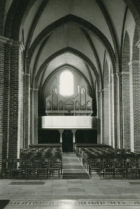Kirche, Blick zur Orgel (mit Stühlen im Kirchenschiff)