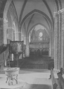 Kirche, Blick zur Orgel (mit Bänken im Kirchenschiff), um 1920
