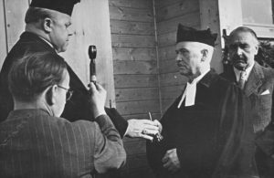 Einweihung der Kapelle am 7. Oktober 1951, Landesbischof Lilje übergibt Pastor Fleming den Schlüssel