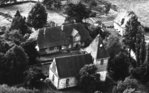 Kirche, Ansicht von Nordosten, Luftbild, um 1960