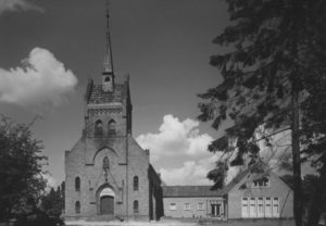 Kirche mit Gemeindehaus, Ansicht von Westen, um 1960