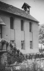 Schulhaus mit Kapellenraum im Obergeschoss, Ansicht von Nordwesten, um 1953