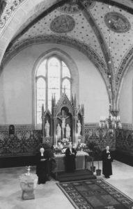 Kirche, Blick in den Chorraum mit dem neugotischen Altaraufsatz, 1951