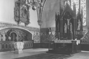 Kirche, Blick in den Chorraum mit dem neugotischen Altaraufsatz und dem Rokokoaltar an der Nordwand, vor 1964