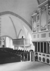 Kirche, Blick zur Westempore, mit der Orgel an der Nordseite des Chorraumes