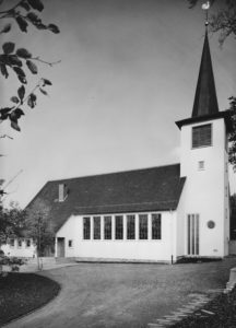 Kirche, Ansicht von Südosten, Foto: Rud. Lichtenberg, Osnabrück, wohl 1957