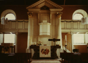 Kirche, Blick zum Altar, 1980