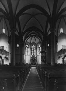 Kirche, Blick zum Altar, 1980