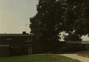 Gemeindehaus, 1980 (Kirche 1984/85 als Erweiterung des Gemeindehauses errichtet, das sich nach Süden an die Kirche anschließt)