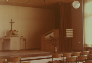 Gemeindehaus, Kirchsaal, Blick zum Altar, 1980