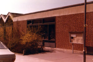 Kirche (links), Gemeindehaus (rechts), Außenansicht, 1980