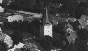 Kirche, Ansicht von Nordwesten (?), Luftbild, um 1960