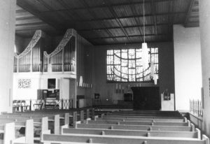 Kirche, Blick in den Altarraum, 1968