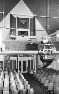 Heutige Kirche, Blick zur Orgel, nach 1968