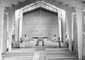 Emmaus-Kirche, Blick zum Altar