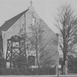 Wiederaufgebaute Kirche, Ansicht von Nordwesten, vor der Westfassade Glockenstuhl aus Holz (links vom Portal), vor 1955