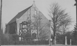 Wiederaufgebaute Kirche, Ansicht von Nordwesten, vor der Westfassade Glockenstuhl aus Holz (links vom Portal), vor 1955