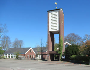 Glockenturm, dahinter Kirche, Ansicht von Südwesten, 2020, Foto: Fritz Fröse