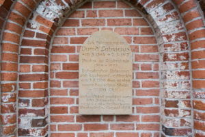 Kirche, Gedenktafel Fabricius