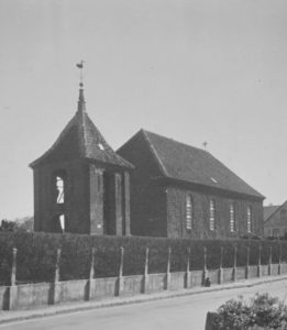 Kirche, Außenansicht, Foto: Ernst Witt, Hannover, Juni 1954