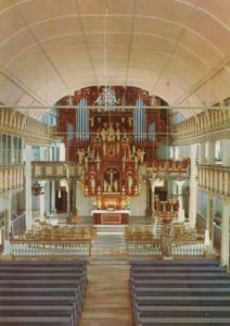 Kirche, Blick zum Altar und zur Orgel