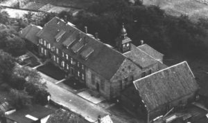 Kirche, Außenansicht, Luftbild, um 1960, (Kirche in der Mitte des Fotos)
