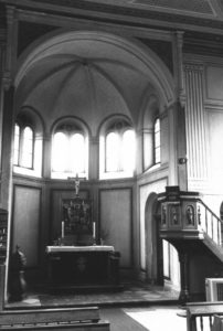 Kirche, Blick in den Altarraum, um 1960