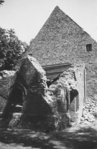 Kirche und zerstörter Glockenturm, Teilansicht von Südwesten, vor 1949