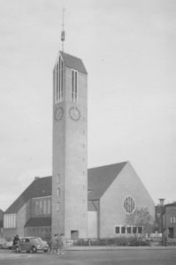 Neue Martin-Luther-Kirche (erbaut 1954–58), Ansicht von Nordwesten, Foto: Ernst Witt, Hannover, 1959