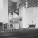Neue Martin-Luther-Kirche (erbaut 1954–58), Blick zum Altar und zur Orgel, Foto: Ernst Witt, Hannover, 1959