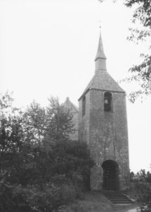 Glockenturm, im Hintergrund Westseite der Kirche, um 1964