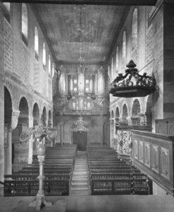 Kirche, Blick zur Orgel