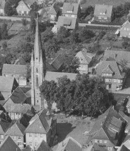 Kirche, Ansicht von Südosten, Luftbild