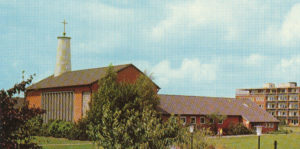 Kirche (links), Gemeindehaus (rechts), Ansicht von Südosten, Postkarte, 1983