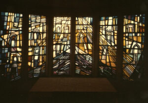 Buntglasfenster im Chor, moderne Darstellung des himmlischen Jerusalems, um 1960