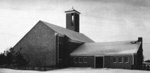 Kirche mit Gemeindesaal, Ansicht von Nordosten, um 1960