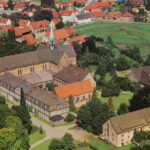 Kirche, Kloster, Ansicht von Südwesten, Luftbild, 1981
