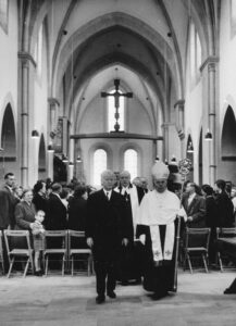Kirche, Blick zum Altar, Bundespräsident Heinrich Lübke (links) und Landesbischof, Abt Hanns Lilje (rechts), 800-jähriges Jubiläum von Kloster Loccum