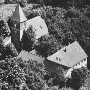 Neue Kirche, Pfarrhaus mit Gemeindesaal (im Vordergrund), Ansicht von Südwesten, Luftbild, nach 1929