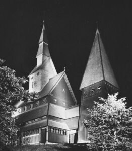 Kirche, Ansicht von Nordwesten, Teilansicht, Nachtbild, um 1954