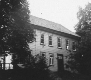 Schule (Betsaal im ersten Stockwerk), Ansicht von der Straße aus, 1950