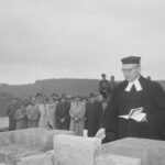 Grundsteinlegung der Kapelle, P. Adolf Rosenbusch (Zellerfeld), mauert die Urkunde ein, 1954