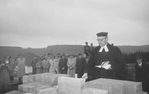 Grundsteinlegung der Kapelle, P. Adolf Rosenbusch (Zellerfeld), mauert die Urkunde ein, 1954