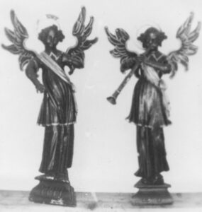Zwei Engelsfiguren vom Orgelprospekt von 1644/45, um 1947
